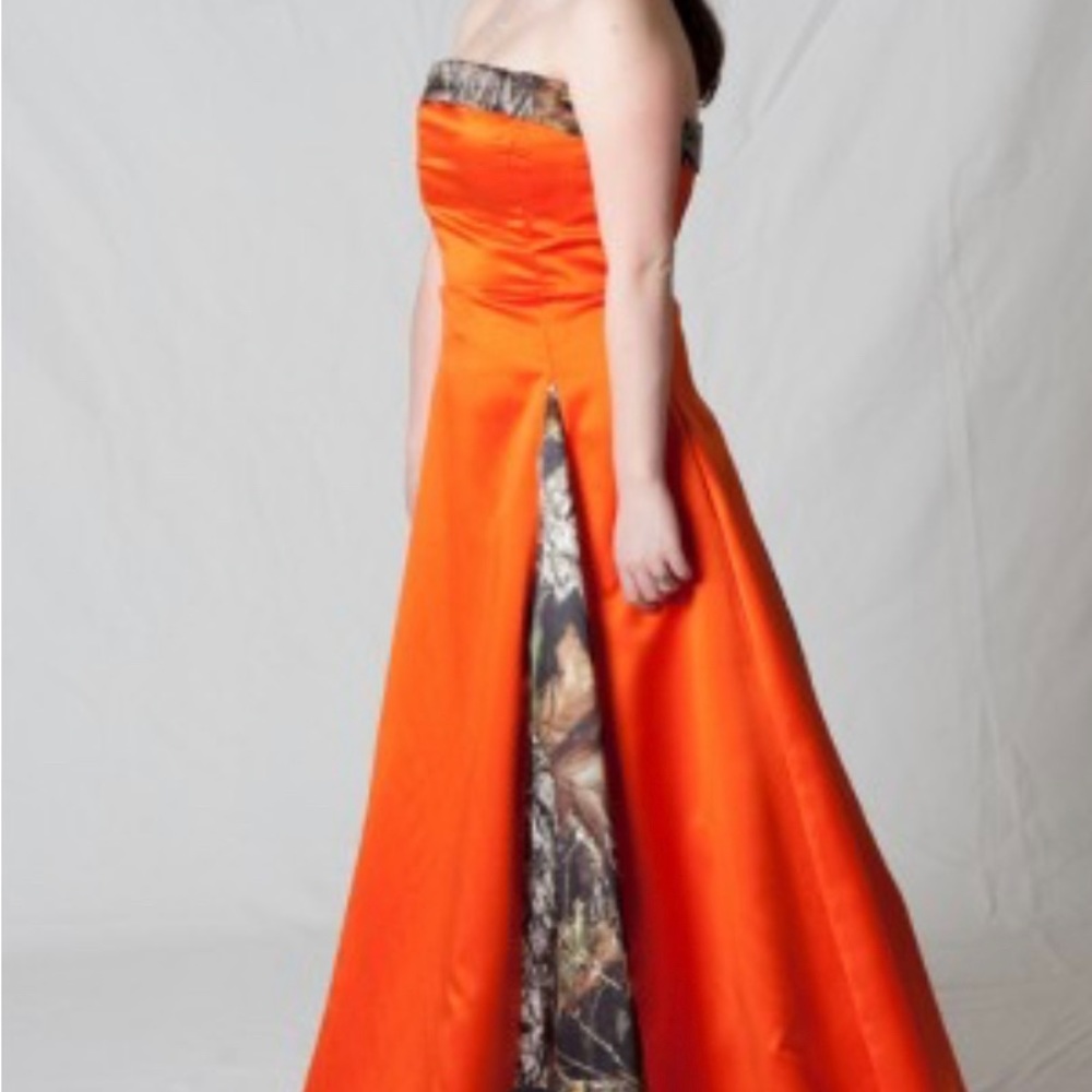 Tiger lily orange mossy oak camo formal dress it’s in perfect condition